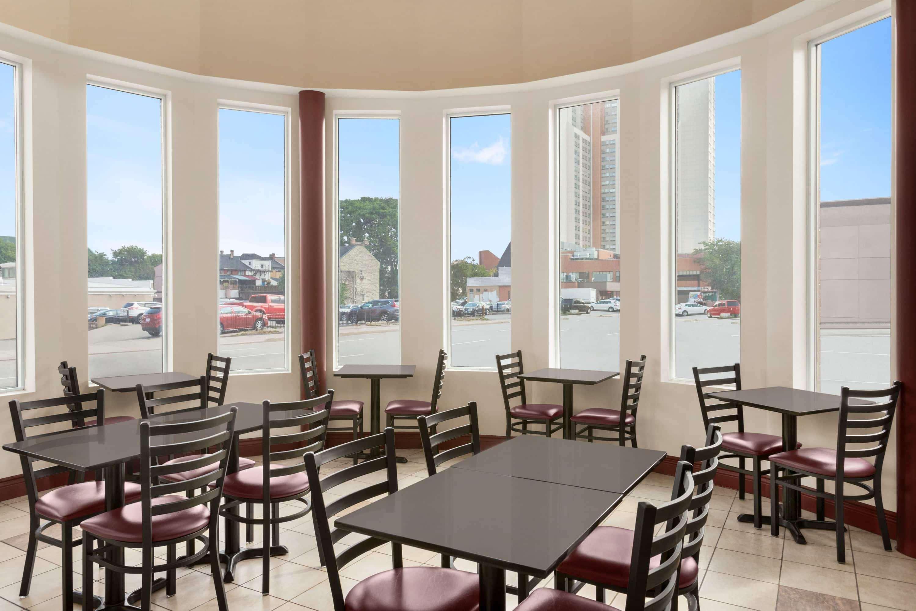 Days Inn By Wyndham Hamilton - Downtown Экстерьер фото