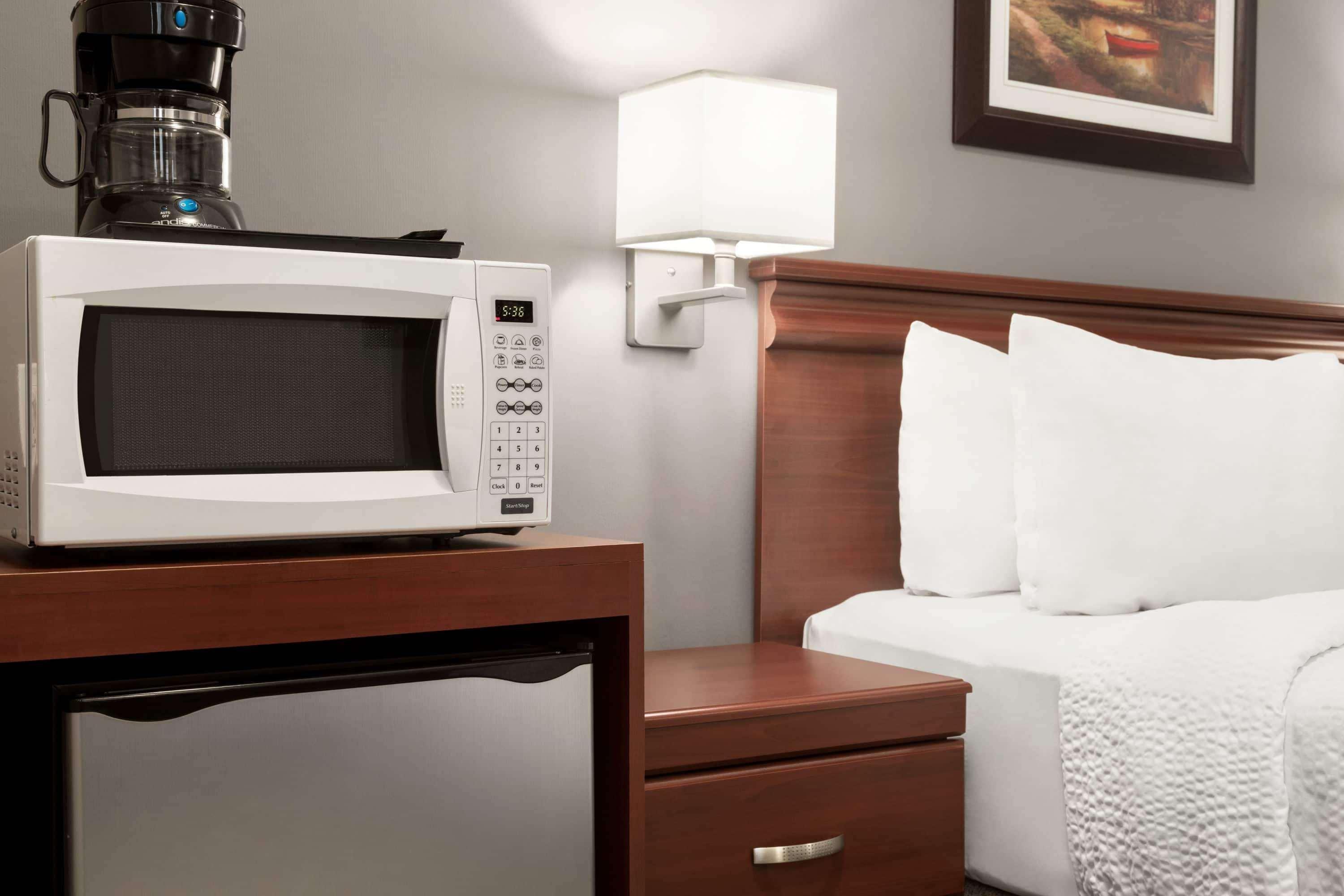 Days Inn By Wyndham Hamilton - Downtown Экстерьер фото